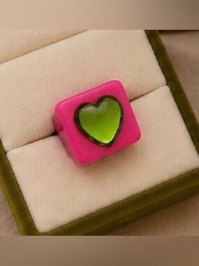 💗💚Pink Resin Ring w/Green Heart – Size 8